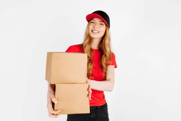 Šťastná Kurýrní Dívka Uniformě Drží Lepenkové Krabice Bílém Pozadí Koncept — Stock fotografie