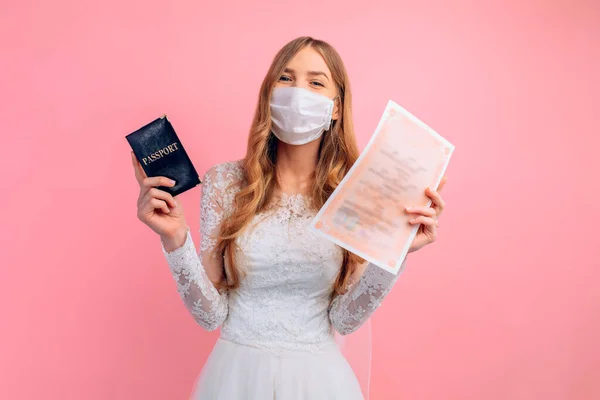 Piękna Panna Młoda Sukni Ślubnej Medyczną Maską Ochronną Twarzy Paszportem — Zdjęcie stockowe