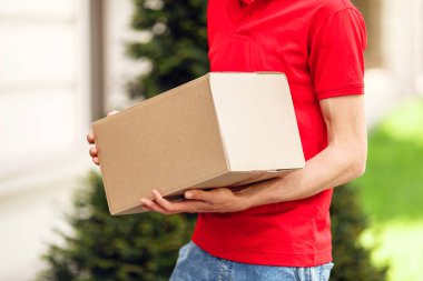 Açık havada elinde paketler olan kurye.