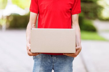 Açık havada elinde paketler olan kurye.