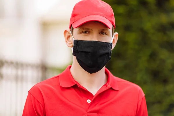 Ein Kurier Uniform Und Mit Einer Medizinischen Schutzmaske Schnelle Lieferung — Stockfoto