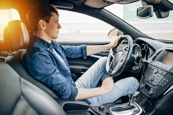 Jovem Que Compra Carro Enquanto Está Sentado Banco Motorista Está — Fotografia de Stock