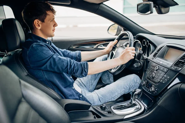 Jovem Que Compra Carro Enquanto Está Sentado Banco Motorista Está — Fotografia de Stock