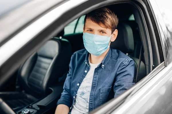 Jovem Com Uma Máscara Médica Protetora Sentado Volante Carro Motorista — Fotografia de Stock