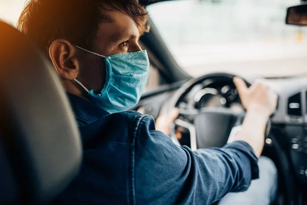 Jovem Com Uma Máscara Médica Protetora Sentado Volante Carro Motorista — Fotografia de Stock