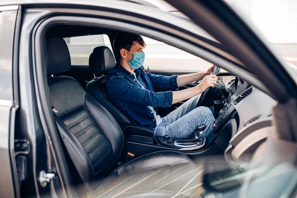 Jovem Com Uma Máscara Médica Protetora Sentado Volante Carro Motorista — Fotografia de Stock