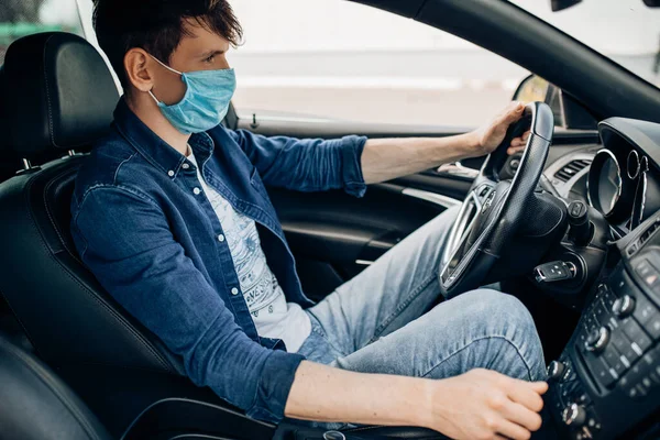 Jovem Com Uma Máscara Médica Protetora Sentado Volante Carro Motorista — Fotografia de Stock