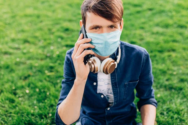 Ein Junger Mann Mit Einer Medizinischen Schutzmaske Gesicht Sitzt Auf — Stockfoto