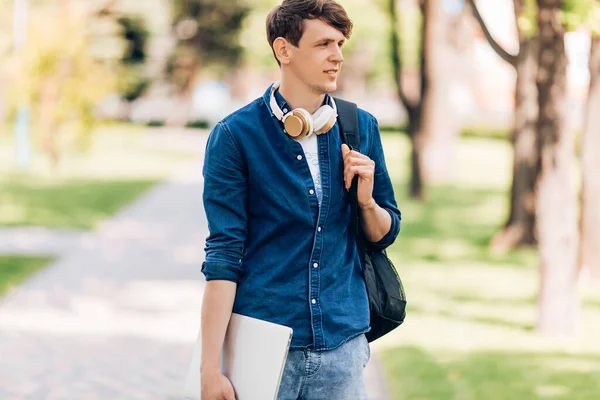 Ein Junger Mann Geht Mit Einem Laptop Der Hand Durch — Stockfoto