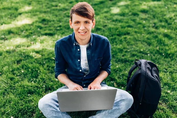 Retrato Belo Jovem Estudante Sentado Grama Parque Com Laptop — Fotografia de Stock