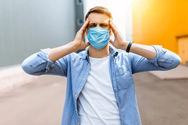 Homem Confuso Entrou Pânico Com Uma Máscara Proteção Médica Segurando — Fotografia de Stock