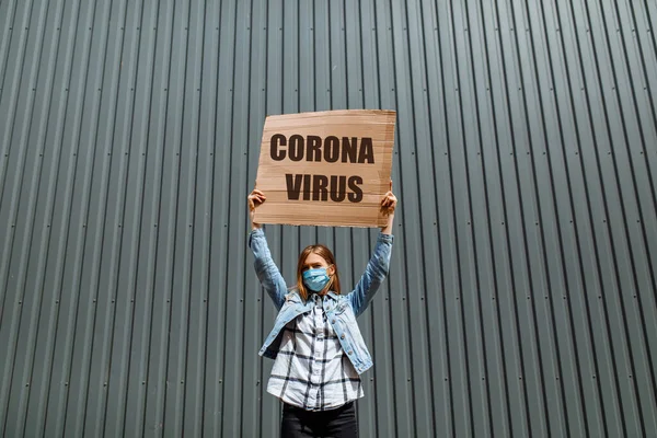 Uma Jovem Mulher Uma Máscara Protetora Médica Segura Cartaz Papelão — Fotografia de Stock