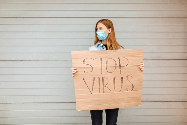 Молода Жінка Медичній Захисній Масці Тримає Плакат Який Читає Зупиніть — стокове фото