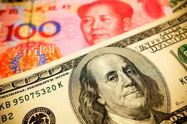 Chinese Yuan Note en Amerikaanse dollar achtergrond (wisselkoersconcept) — Stockfoto