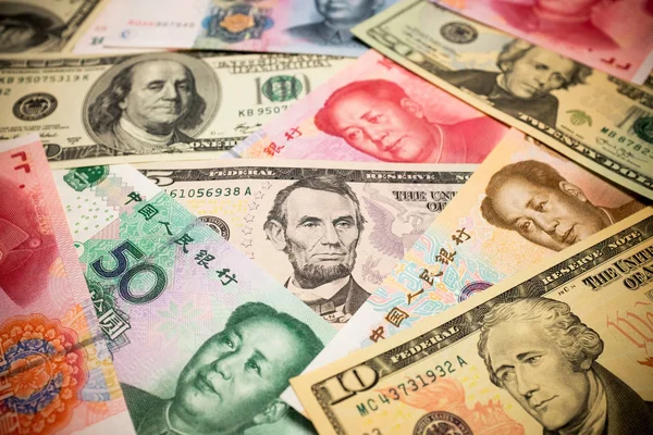 Chinesische Yuan-Note und US-Dollar-Hintergrund (Wechselkurskonzept) — Stockfoto