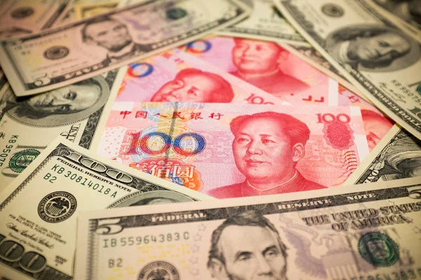 Nota Yuan chinesa e fundo do dólar dos EUA (conceito de taxa de câmbio) — Fotografia de Stock