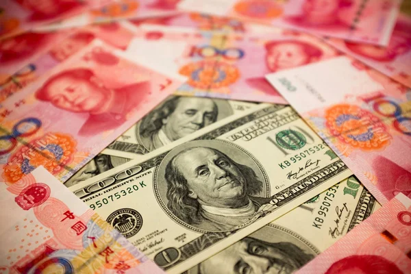 Chinesische Yuan-Note und US-Dollar-Hintergrund (Wechselkurskonzept) — Stockfoto