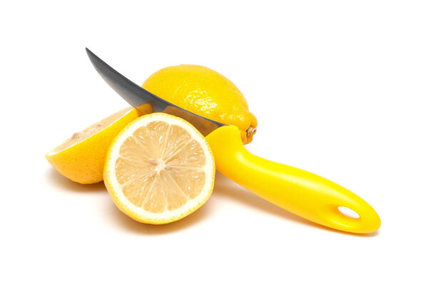 Лимоны и нож изолированы на белом фоне
