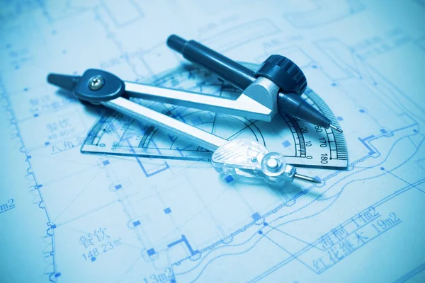 Plano de construção e ferramentas de desenho de fundo (blueprint ) — Fotografia de Stock