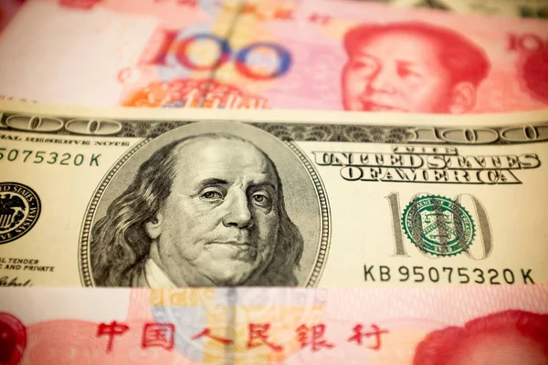 Китайская банкнота и доллар США (Концепция обменного курса) — стоковое фото