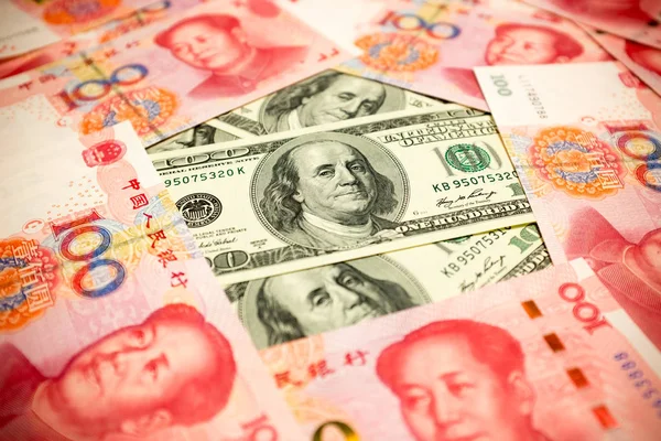 Chinesische Yuan-Note und US-Dollar-Hintergrund (Wechselkurskonzept) — Stockfoto