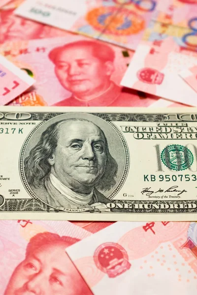 Chinese Yuan Note en Amerikaanse dollar achtergrond (wisselkoersconcept) — Stockfoto