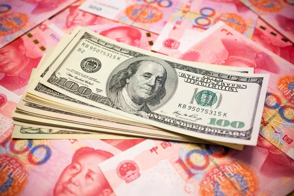 Chiński Yuan Note i tło dolara amerykańskiego (Koncepcja kursu walutowego) — Zdjęcie stockowe