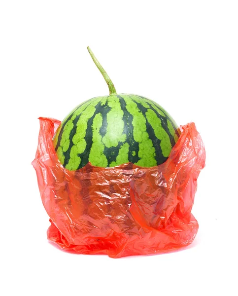 孤立在白色背景上的塑料袋里的西瓜 — 图库照片