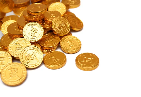 Högen av gyllene mynt isolerad på vit bakgrund — Stockfoto