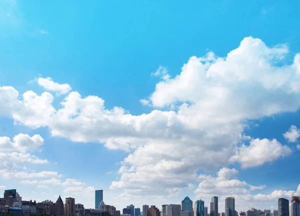 Облачно в Шанхае, Китай — стоковое фото