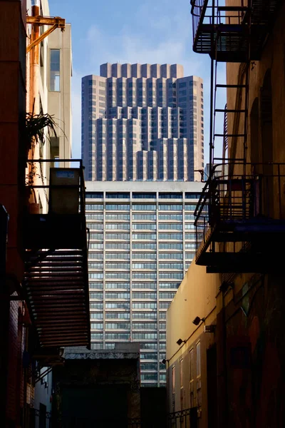 Vista grattacielo attraverso un vicolo — Foto Stock
