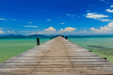 Ahşap köprü denizde