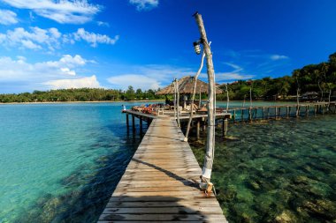 Ahşap köprü denizde