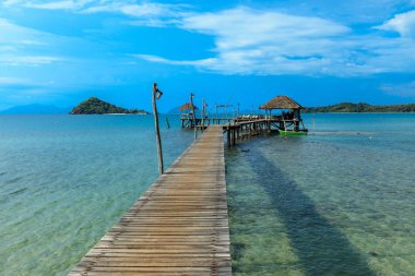 Ahşap köprü denizde