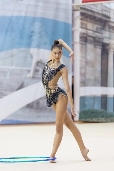 A young teenager girl performs at competitions in rhythmic gymnastics. — 스톡 사진