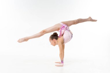 Bir genç genç kız jimnastik gösterir ve bale beyaz bir arka plan üzerinde egzersizleri.