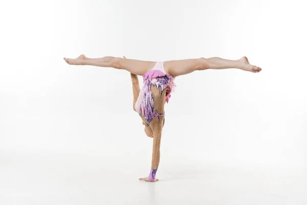 Uma Jovem Adolescente Leotard Mostra Ginástica Exercícios Balé Fundo Branco — Fotografia de Stock