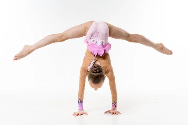 Nuori Teini Ikäinen Tyttö Trikoissa Näyttää Voimistelua Balettia Harjoituksia Valkoisella — kuvapankkivalokuva