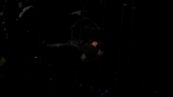 圣诞灯火在夜晚闪烁 — 图库视频影像