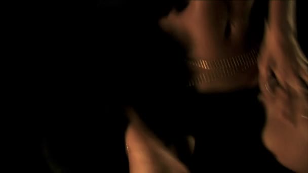 Сексуальна Дівчина Танцює Гого Крупним Планом — стокове відео