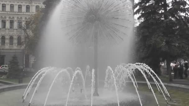 喷泉关闭雨天 — 图库视频影像
