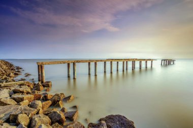 Bir uzun pozlama fotoğraf, terk edilmiş eski iskelesi ile bulutlu befor