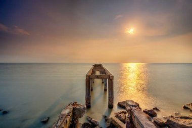 Bir uzun pozlama fotoğraf, terk edilmiş eski iskelesi ile bulutlu befor