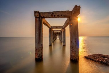 Bir uzun pozlama fotoğraf, terk edilmiş eski iskelesi ile bulutlu befor