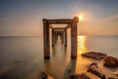 Bir uzun pozlama fotoğraf, terk edilmiş eski iskelesi ile bulutlu befor