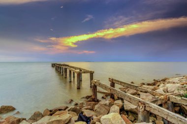 Bir uzun pozlama fotoğraf, terk edilmiş eski iskelesi ile bulutlu befor