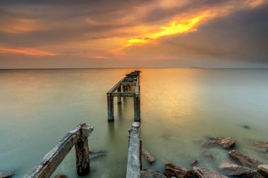 Bir uzun pozlama fotoğraf, terk edilmiş eski iskelesi ile bulutlu befor