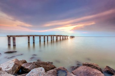 Bir uzun pozlama fotoğraf, terk edilmiş eski iskelesi ile bulutlu befor