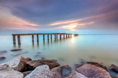 Bir uzun pozlama fotoğraf, terk edilmiş eski iskelesi ile bulutlu befor