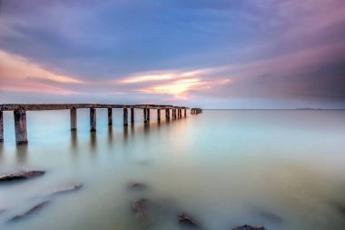 Bir uzun pozlama fotoğraf, terk edilmiş eski iskelesi ile bulutlu befor